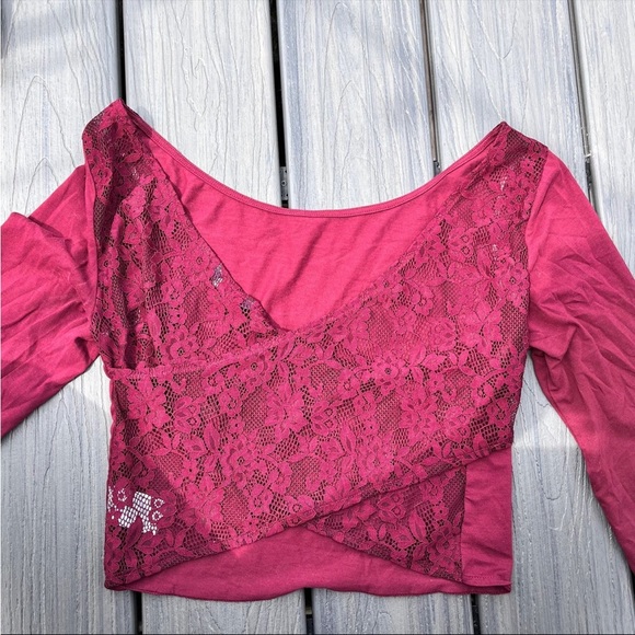 American Eagle Crop Top - Picture 3 of 3